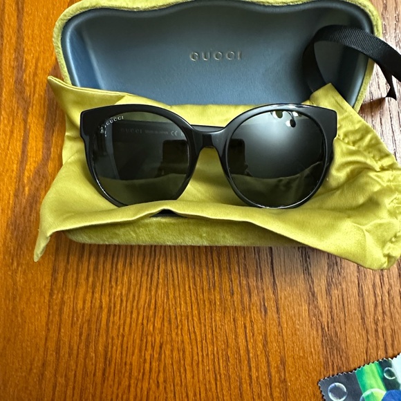 ⭐️New Gucci Black Framed Sunglasses, Grey Lenses, Velvet case, Satin pouch. - Picture 8 of 9